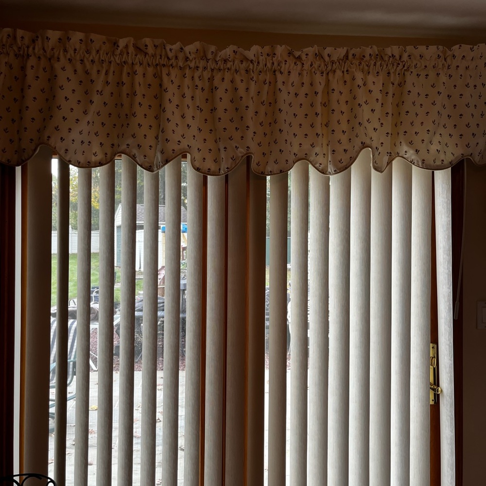 Curtain topper